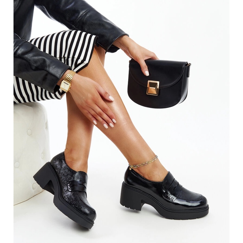 Zapatos de charol negro. 1