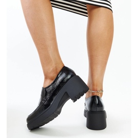 Zapatos de charol negro. 4