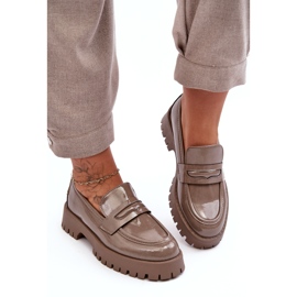 Diamantique Mocasines de charol beige con tacón plano 2