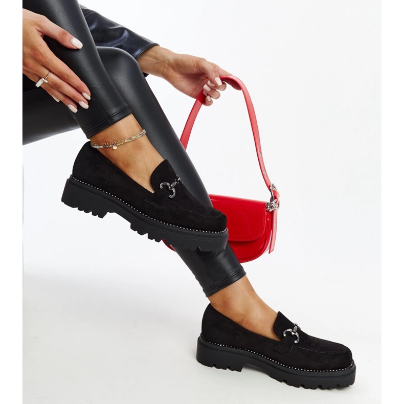 Zapatos de piel negros con hebilla decorativa. 1