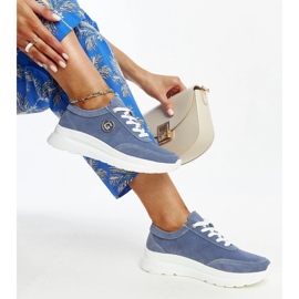 Zapatos de piel azul con hebilla decorativa. 2