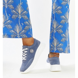 Zapatos de piel azul con hebilla decorativa. 3