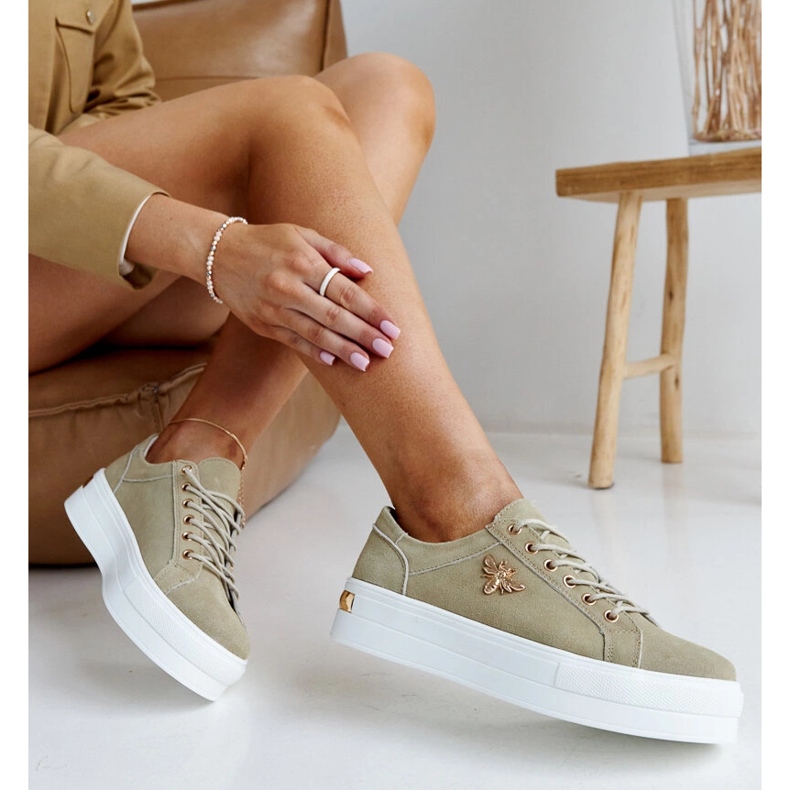 Deportivas de piel verde con decoración. 1 Deportivas de piel verde con decoración. 1