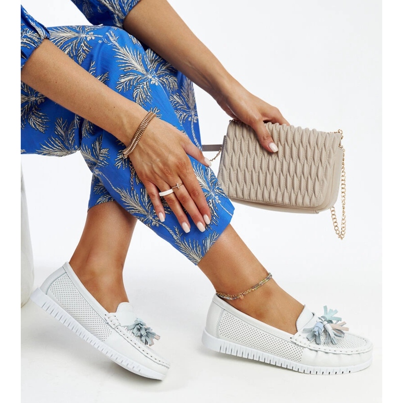 Mocasín Aune de piel blanca con flecos blanco 1