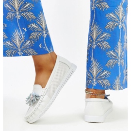Mocasín Aune de piel blanca con flecos blanco 3