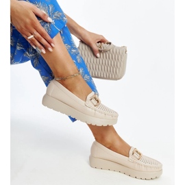 Zapatos de piel beige con hebilla decorativa. 1
