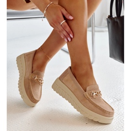 Zapatos de piel beige con hebilla decorativa de Taija. 1