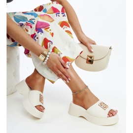 Chanclas de piel beige con hebilla Halabi 1