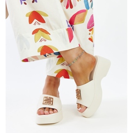 Chanclas de piel beige con hebilla Halabi 3