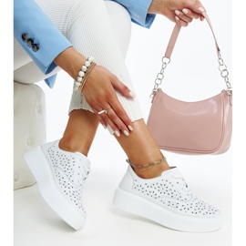 Zapatos de piel azul con hebilla decorativa. blanco 1