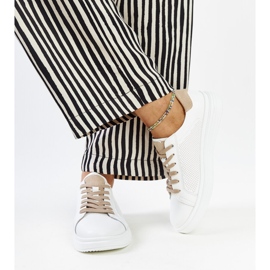 Zapatos de piel blancos y beige. 2