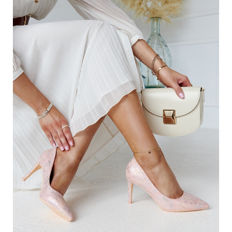 Tacones altos metalizados de color rosa con aplicación Gantier de piel. 2