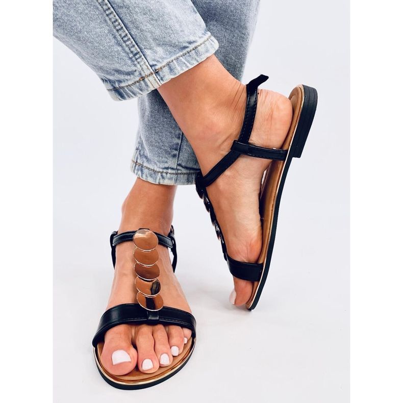 Ennes Sandalias negras con decoración dorada. negro 1