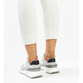 Zapatillas grises con suela Cettina más gruesa. 3