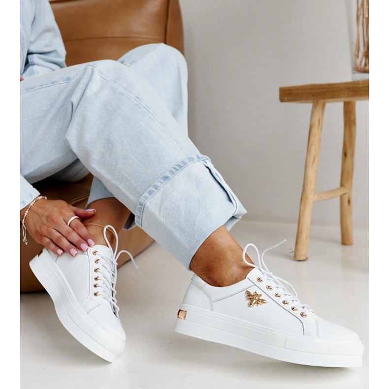 Zapatos de piel blancos con hebilla decorativa. 1 Zapatos de piel blancos con hebilla decorativa. 1