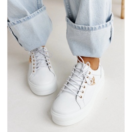 Zapatos de piel blancos con hebilla decorativa. 3