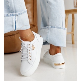 Zapatos de piel blancos con hebilla decorativa. 4