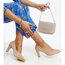 Zapatos de tacón beige con aplicación de cuero de Lalande 4