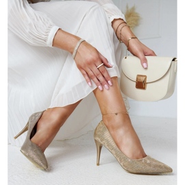 Tacones dorados brillantes con plantilla de cuero. 1 Tacones dorados brillantes con plantilla de cuero. 1