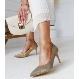 Tacones dorados brillantes con plantilla de cuero. 2