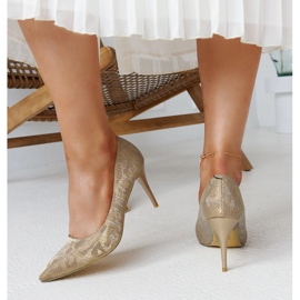 Tacones dorados brillantes con plantilla de cuero. 3