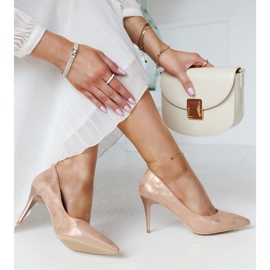 Tacones altos metálicos color champán con aplicación de cuero de Soissons rosado 1