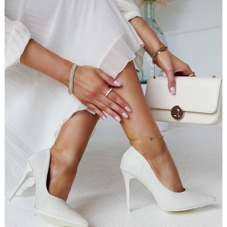 Tacones blancos brillantes con aplicación de piel de Cortesa 2