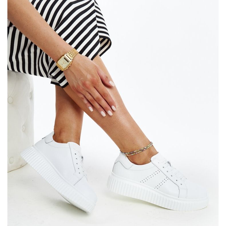 Zapatos de piel azul con hebilla decorativa. blanco 1