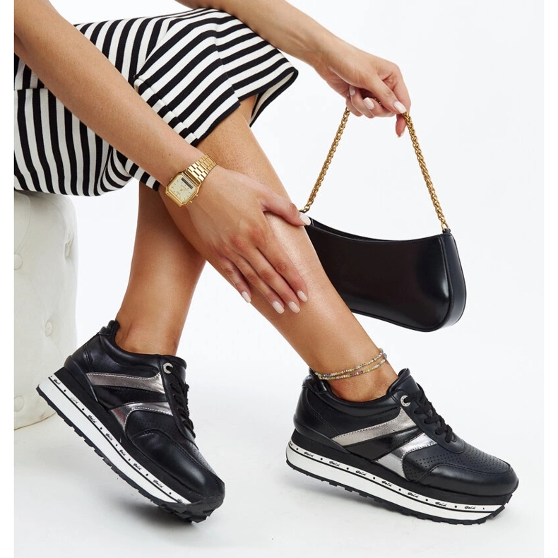 Zapatos de piel negros con hebilla decorativa. 1