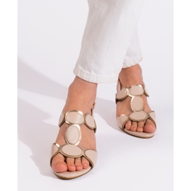 Goodin Sandalias de mujer beige con hebilla. 2