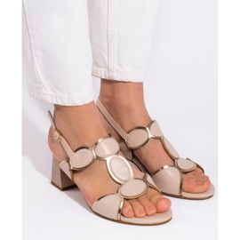 Goodin Sandalias de mujer beige con hebilla. 3