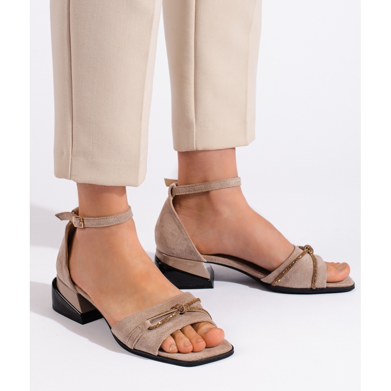 Goodin Sandalias de ante beige oscuro con tacón bajo. 1