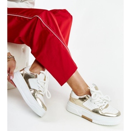 Zapatillas de plataforma alta blancas y doradas de Farkas blanco 1
