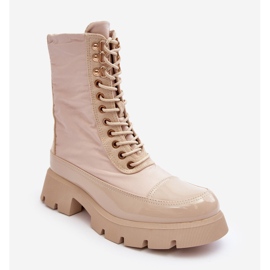 Botas de trabajo aisladas en beige con tacón plano de Saranema 2 Botas de trabajo aisladas en beige con tacón plano de Saranema 2