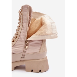 Botas de trabajo aisladas en beige con tacón plano de Saranema 3