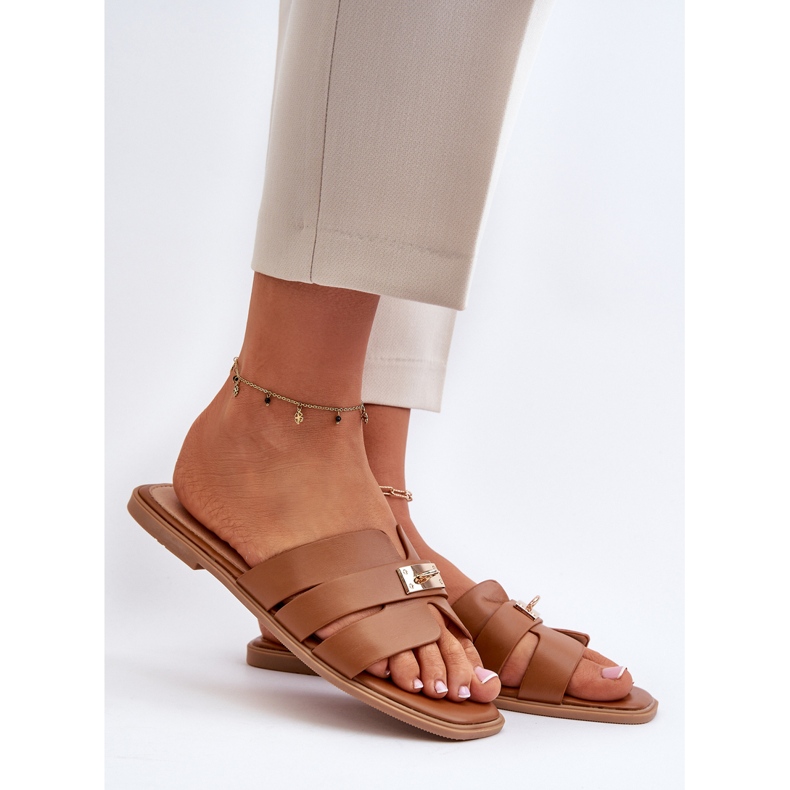 Chanclas Planas de Mujer con Adorno Kavinia Camel marrón 2 Chanclas Planas de Mujer con Adorno Kavinia Camel marrón 2