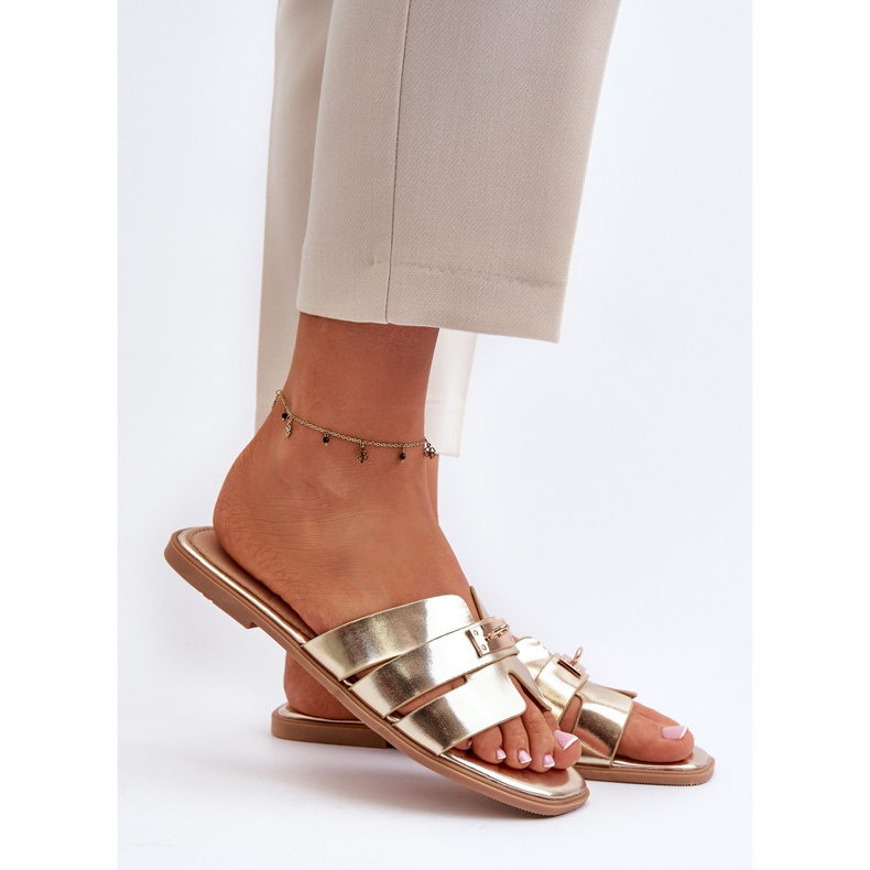Chanclas Planas de Mujer con Adorno Dorado Kavinia 2