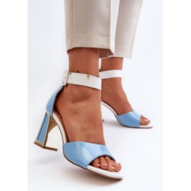 Sandalias de tacón de charol azul de Adrianu 3