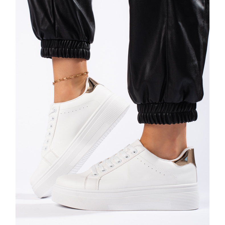 Zapatillas deportivas blancas de mujer. blanco 1