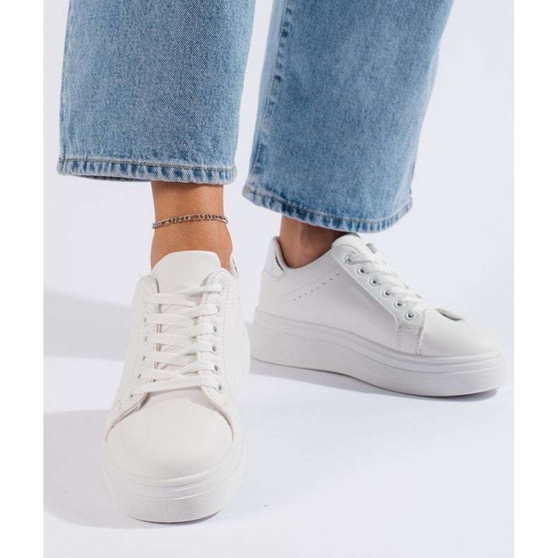 Zapatillas deportivas blancas de mujer. blanco 2