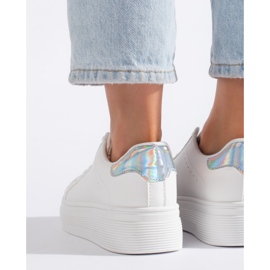 Zapatillas deportivas blancas de mujer. blanco 2