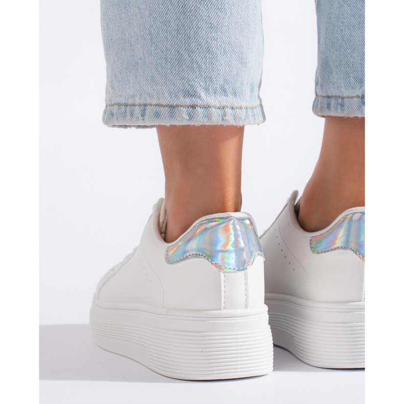 Zapatillas deportivas blancas de mujer. blanco 2