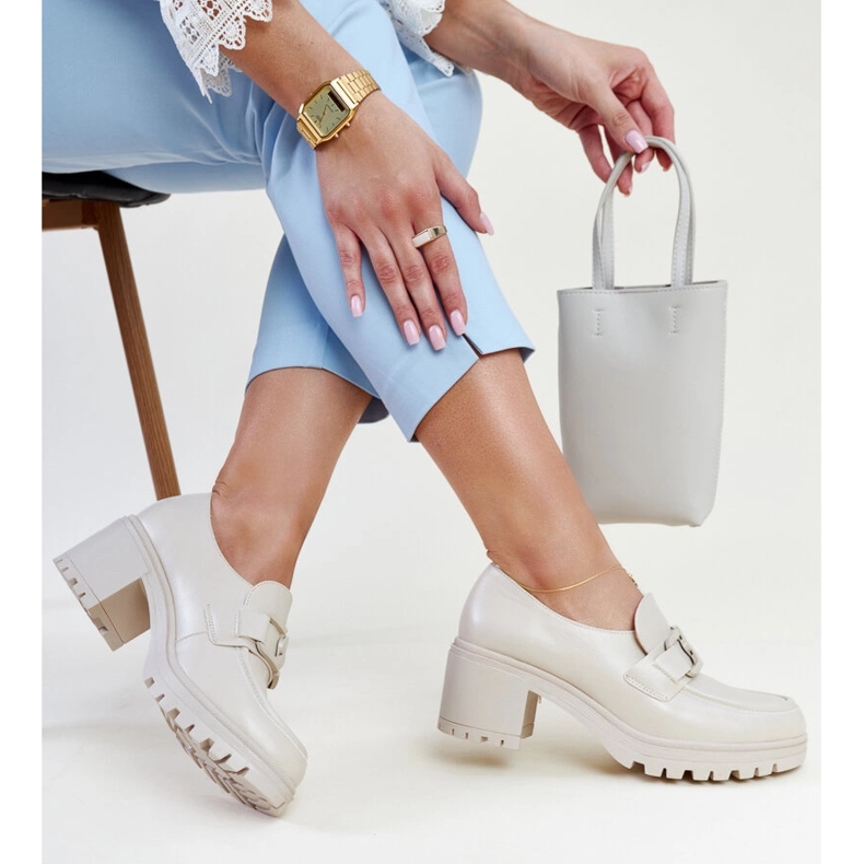 Zapatos beige con aplicación de piel de Vinceza. 1