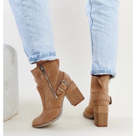 Botas altas beige con tacón de madera de Davorek marrón 3