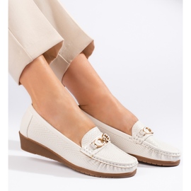 Mocasines de mujer blancos con cuña baja. 3