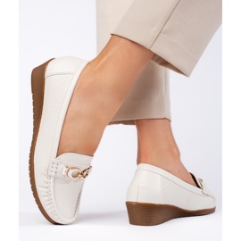 Mocasines de mujer blancos con cuña baja. 2