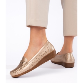 Mocasines dorados para mujer. 3