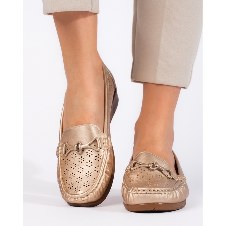 Mocasines dorados para mujer. 1