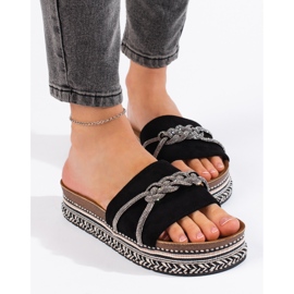 Chanclas de mujer negras con decoración. negro 1