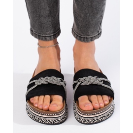Chanclas de mujer negras con decoración. negro 2